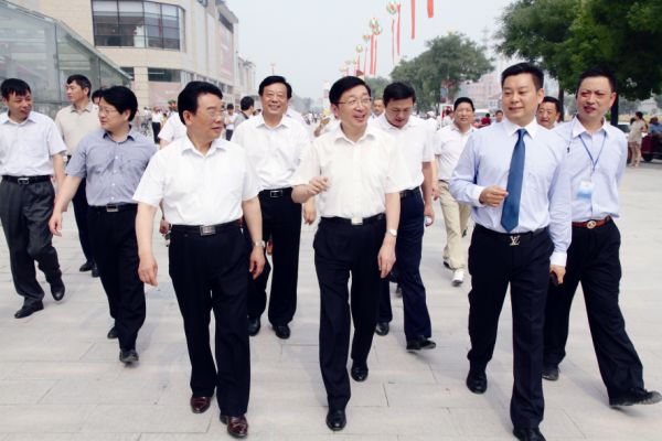 区领导吉子俊,孙一峰,王国权,董国喜,仇庆国等作为首批顾客,走进营业