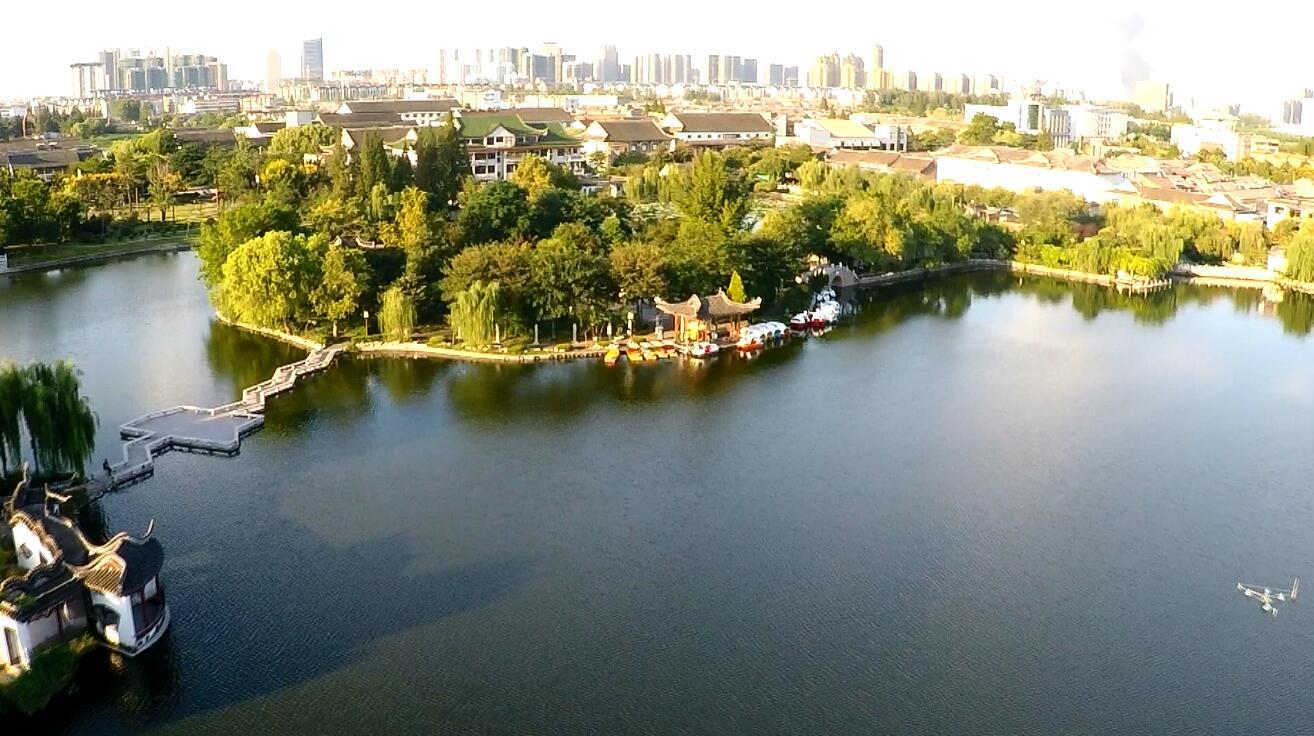 淮安区西南的月湖,又名万柳池,水平如镜,芰荷杨柳.