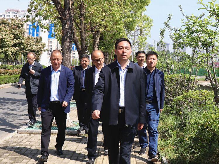 区长颜复带领相关部门和镇街负责人推进春季"三绿"行动,区领导王锐