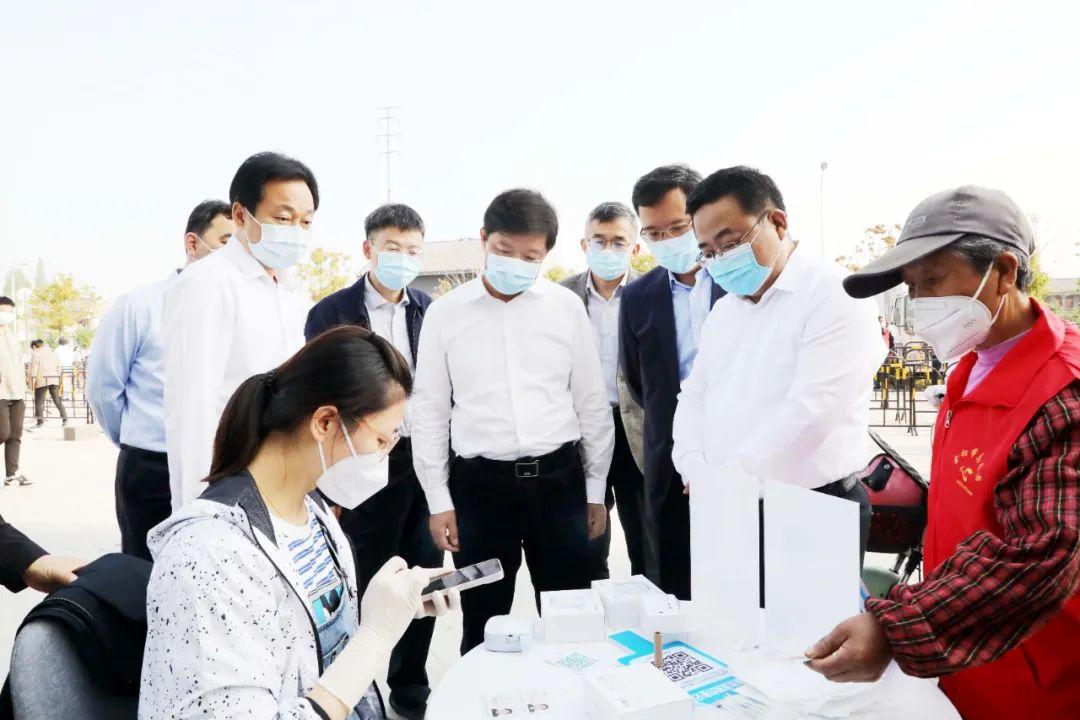 副市长、区委书记张笑检查指导区域核酸检测工作.jpg