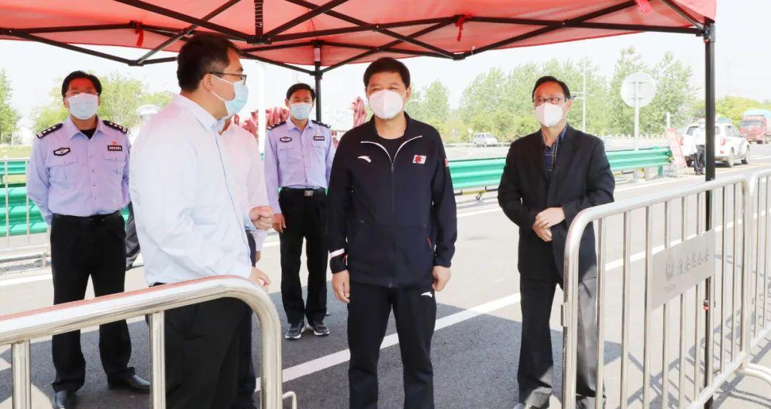 副市长、区委书记张笑督导交通卡口疫情防控工作.jpg