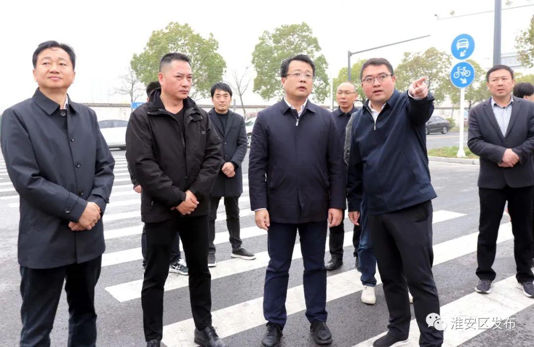 区领导督查推进城市长效管理、小区物业管理提升工作.jpg