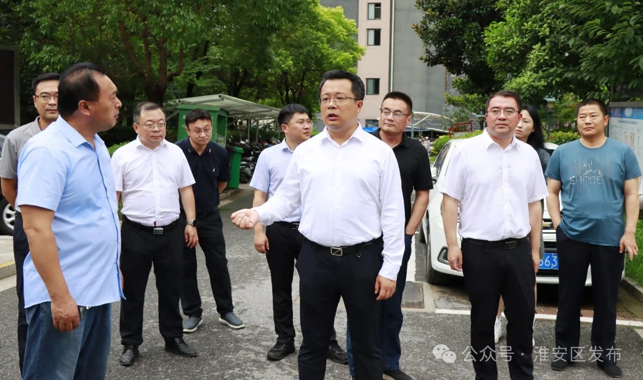 区领导现场推进民生实事项目建设.jpg