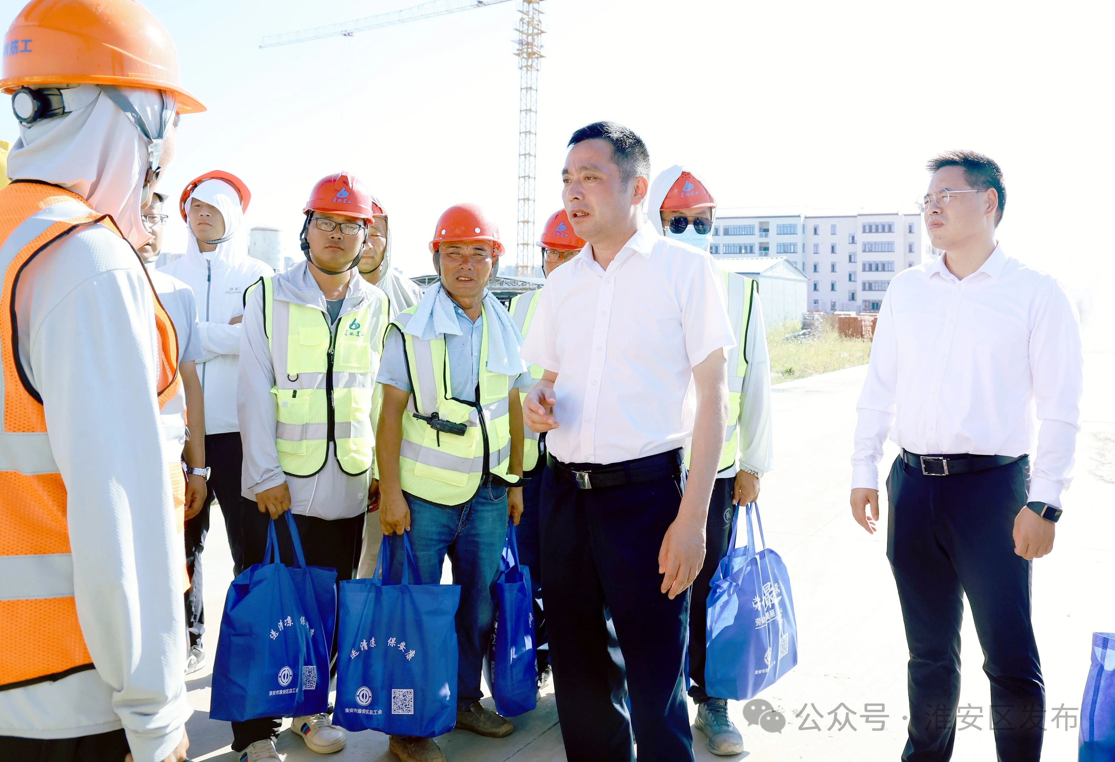 颜复走访慰问高温下坚守岗位的一线劳动者.jpg