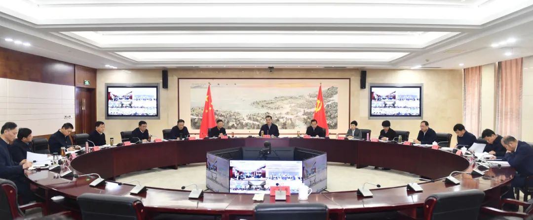 我区收听收看市委常委会会议.jpg