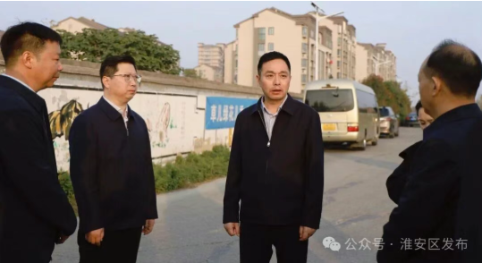 颜复调研推进城乡环境提升工作