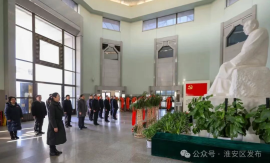 区四套班子领导向周恩来总理塑像敬献花篮