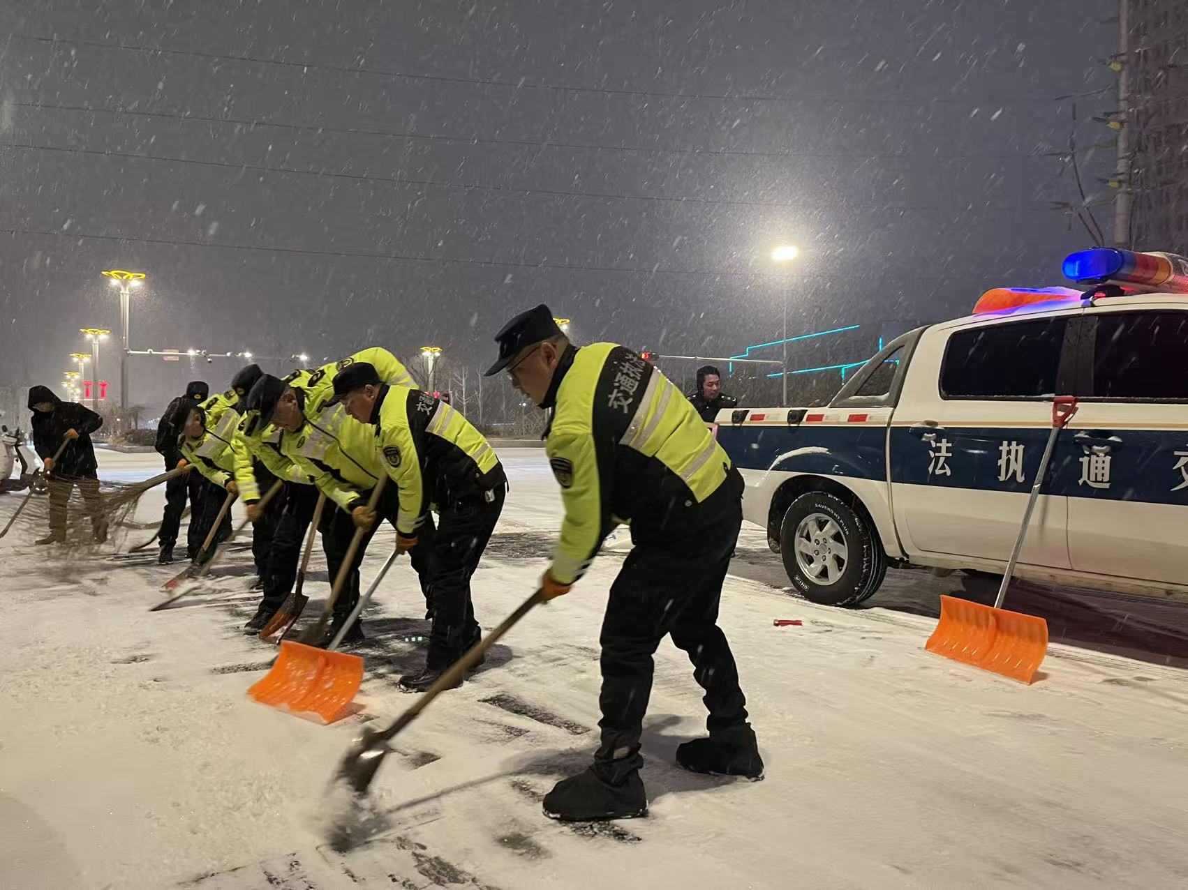 以雪为令战严寒 护路保畅显担当  区交通运...