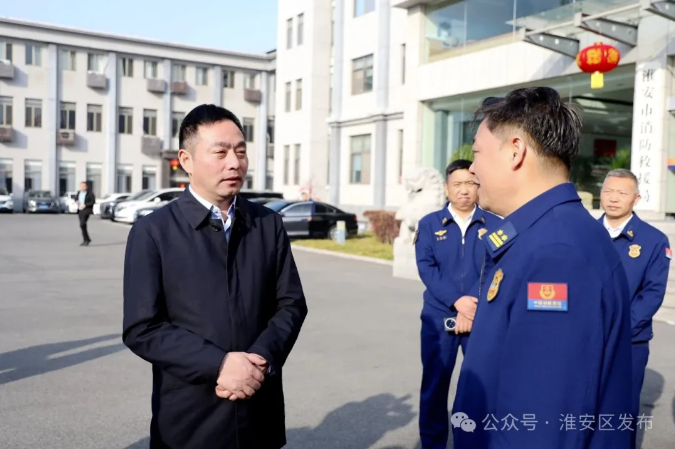 颜复率队走访慰问驻淮部队官兵