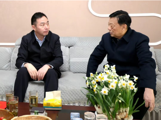 颜复看望慰问老同志