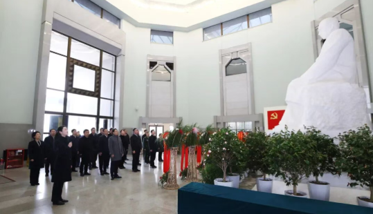 区四套班子领导向周恩来总理塑像敬献花篮