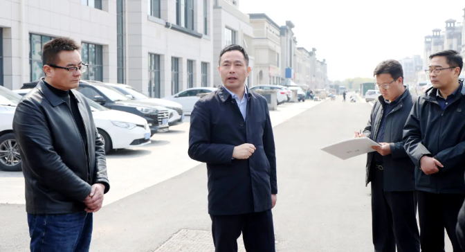 颜复调研推进城市公园绿化建设工作