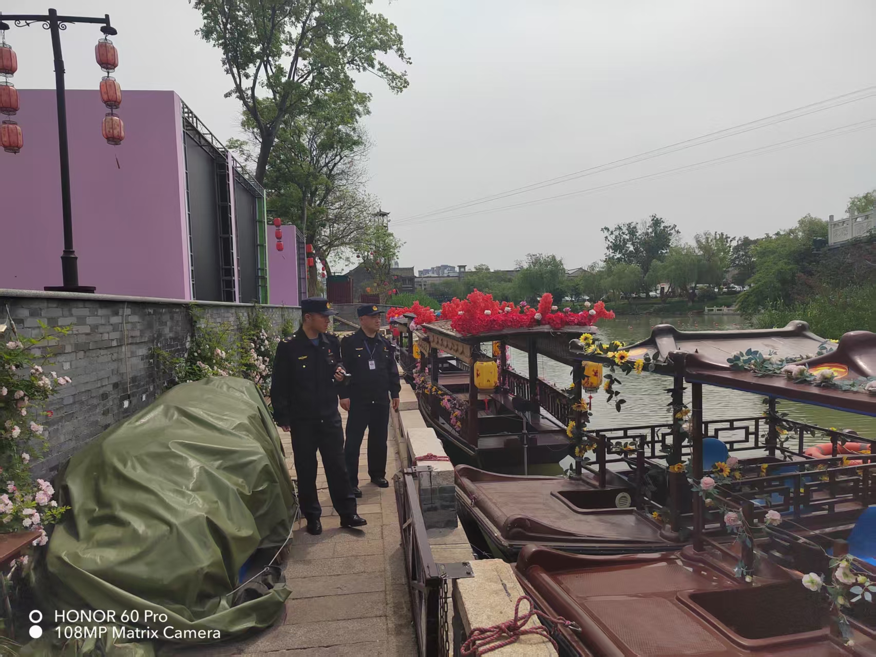 图片4：图为执法人员对游船进行检查.jpg