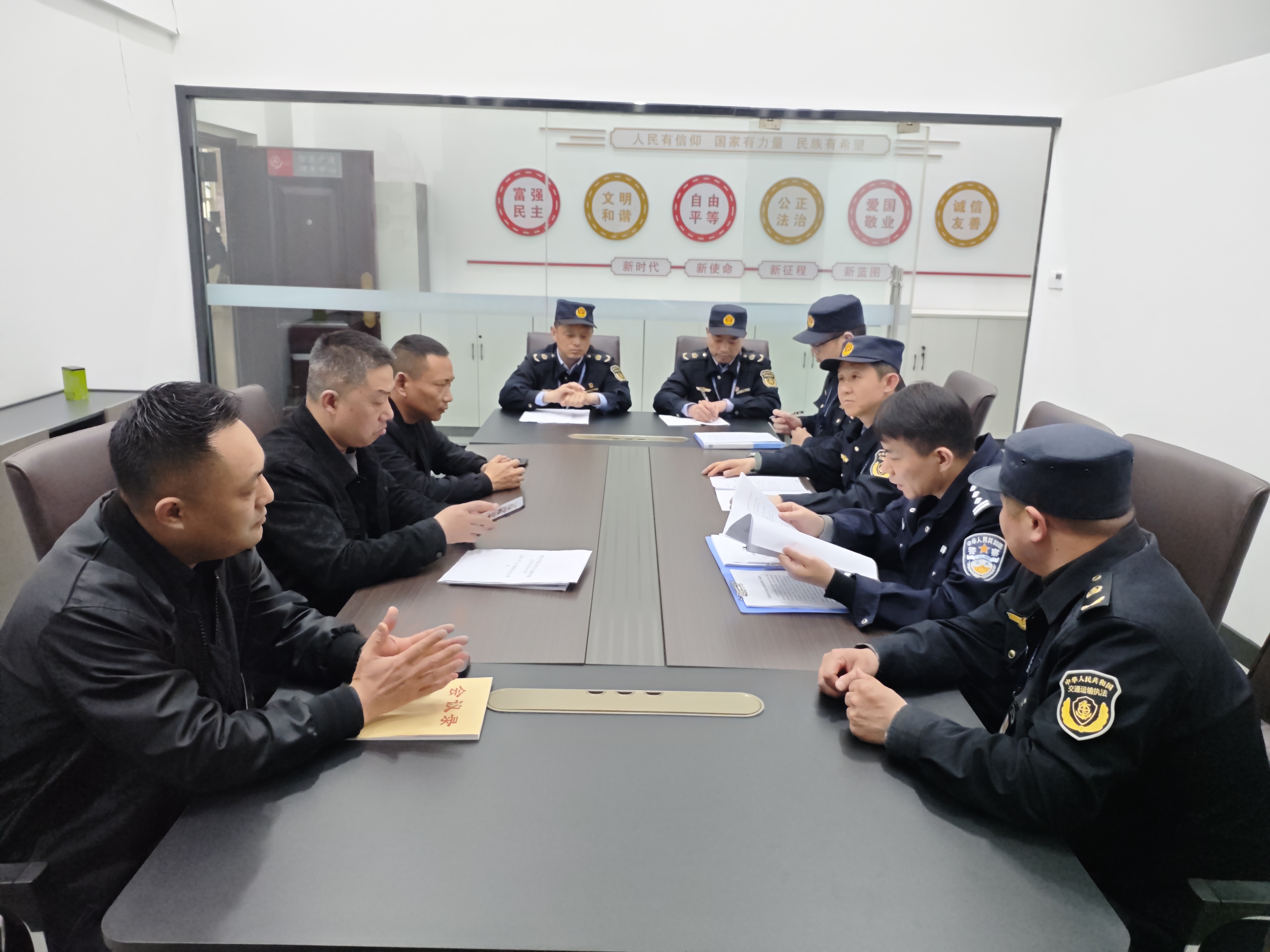 图片2：图为执法人员开展联合检查.jpg
