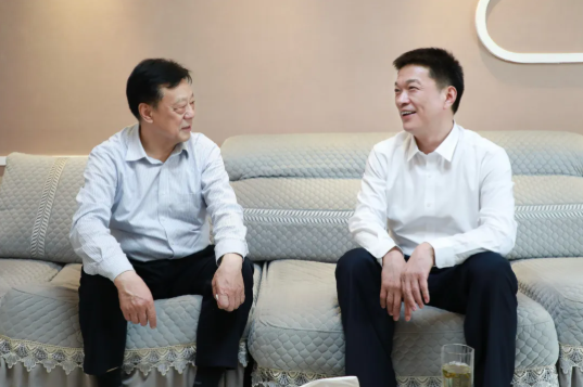 刘晓松走访慰问老同志