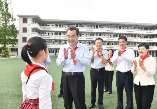 史志军顾坤开展“六一”慰问活动