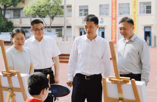刘晓松开展“六一”慰问活动