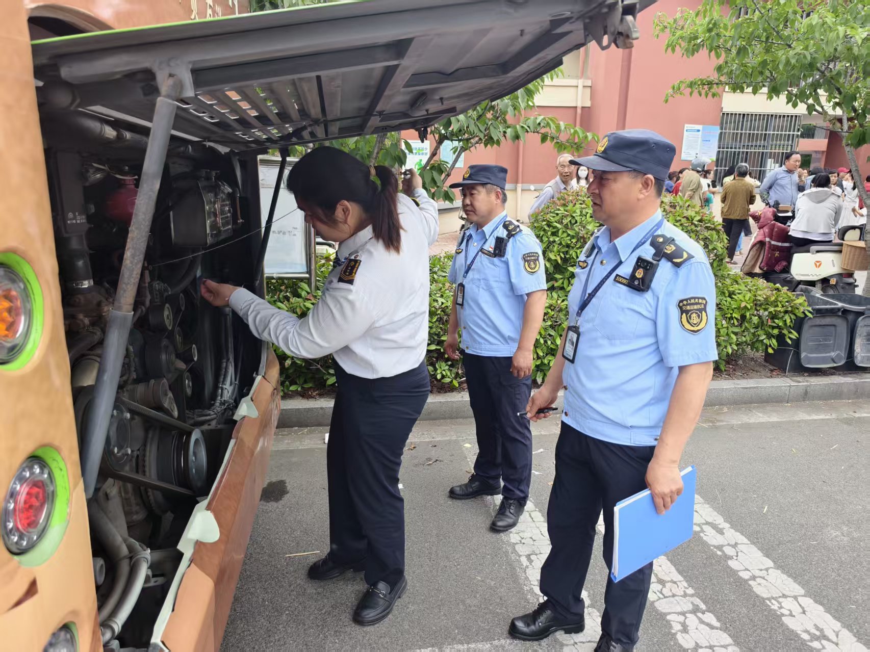 图片2:图为检查车辆.jpg 图片2:图为检查车辆.jpg