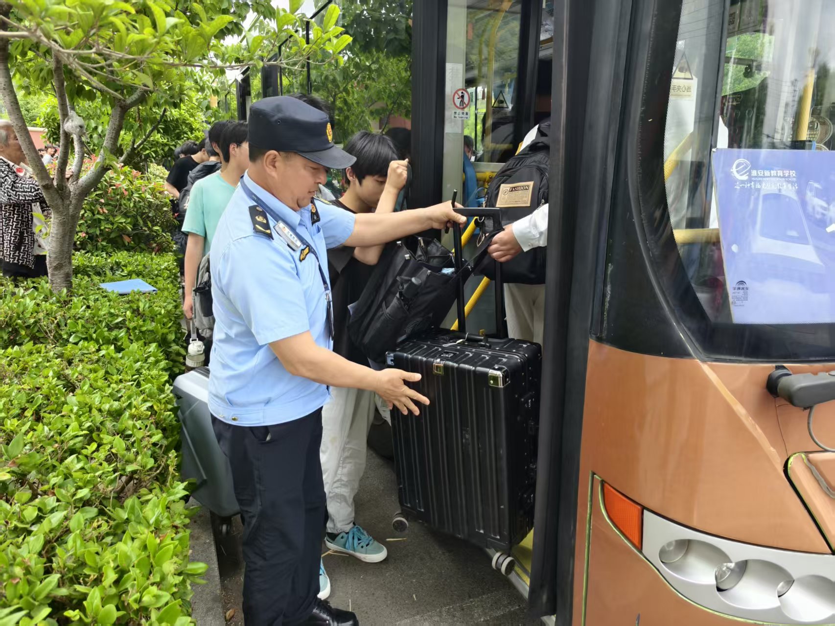 图片3:图为检查车辆.jpg 图片3:图为检查车辆.jpg