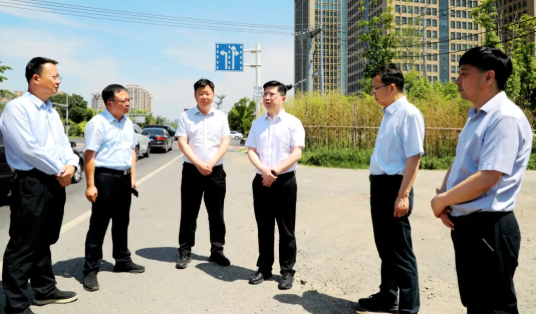 区领导调研城市公共空间治理暨“一支队伍进...