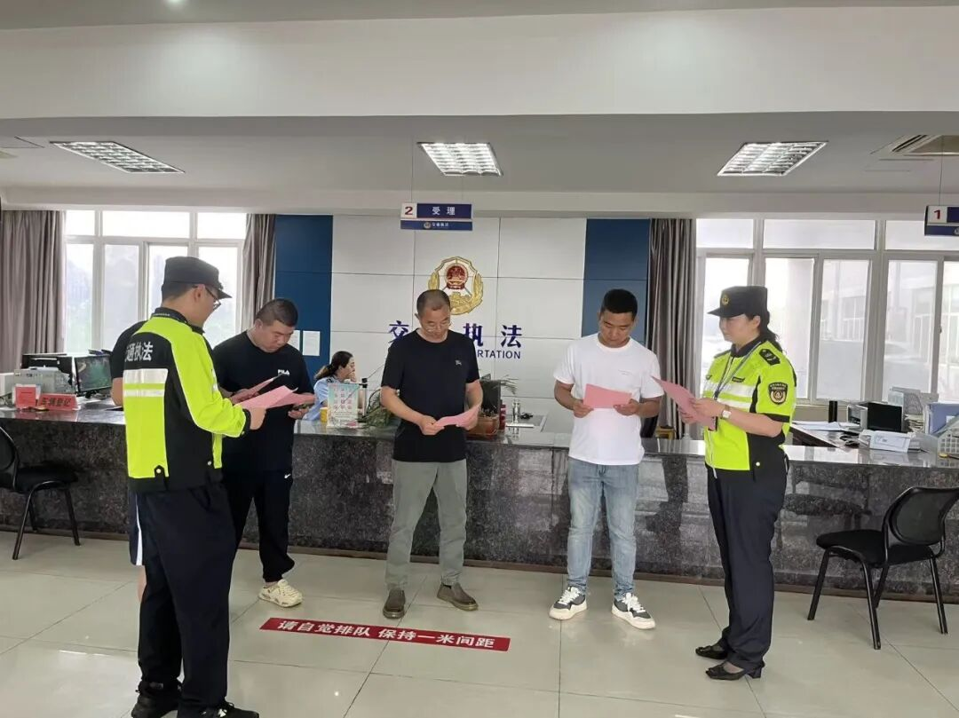 路政宣传零距离 暖心服务护通行——区交通运...