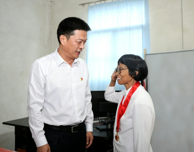 刘晓松开展“联系点上过党日”活动