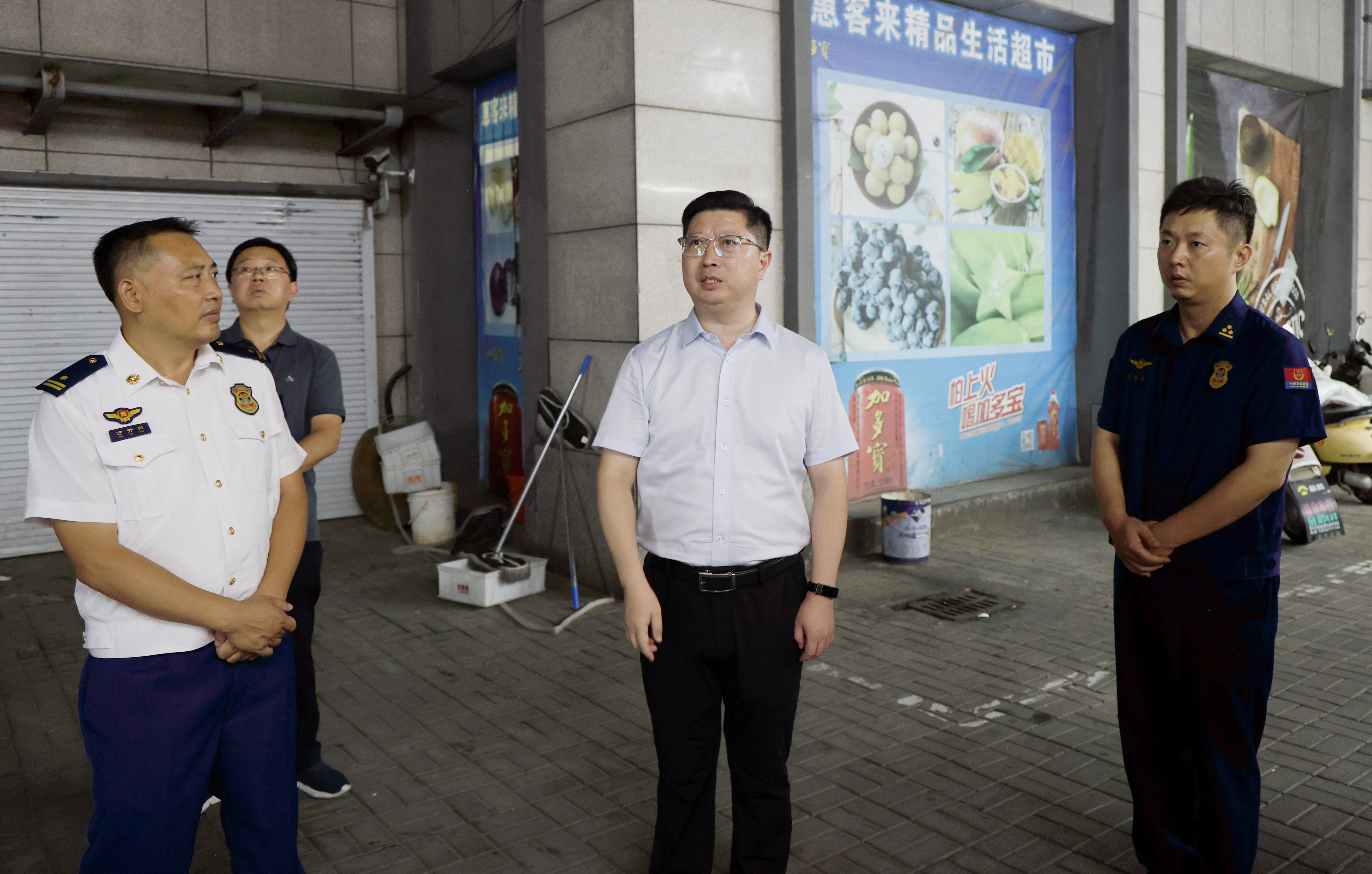 区领导“四不两直”夜查安全生产
