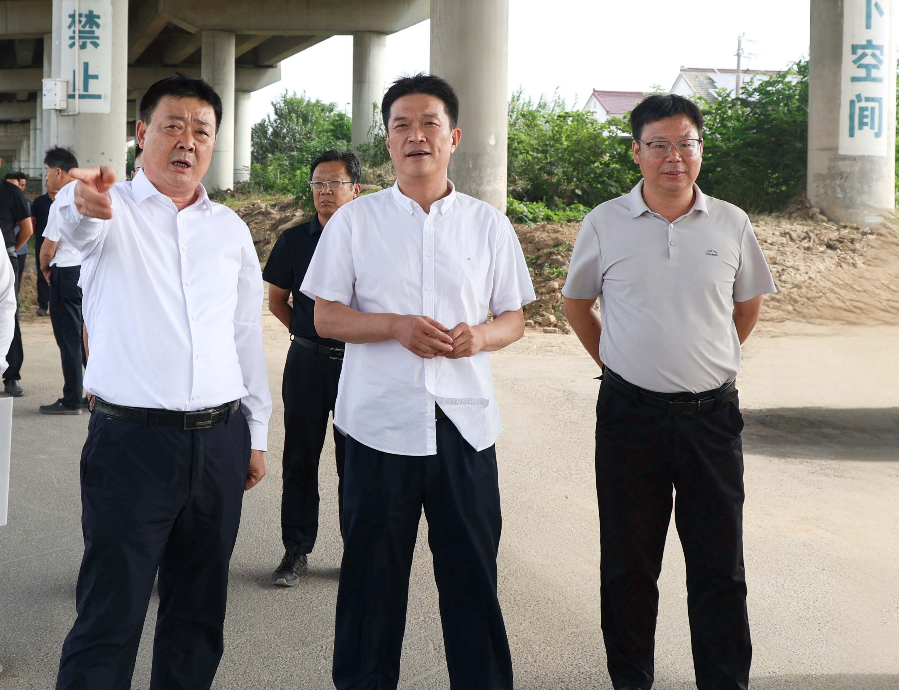 刘晓松调研推进城市公共空间治理工作