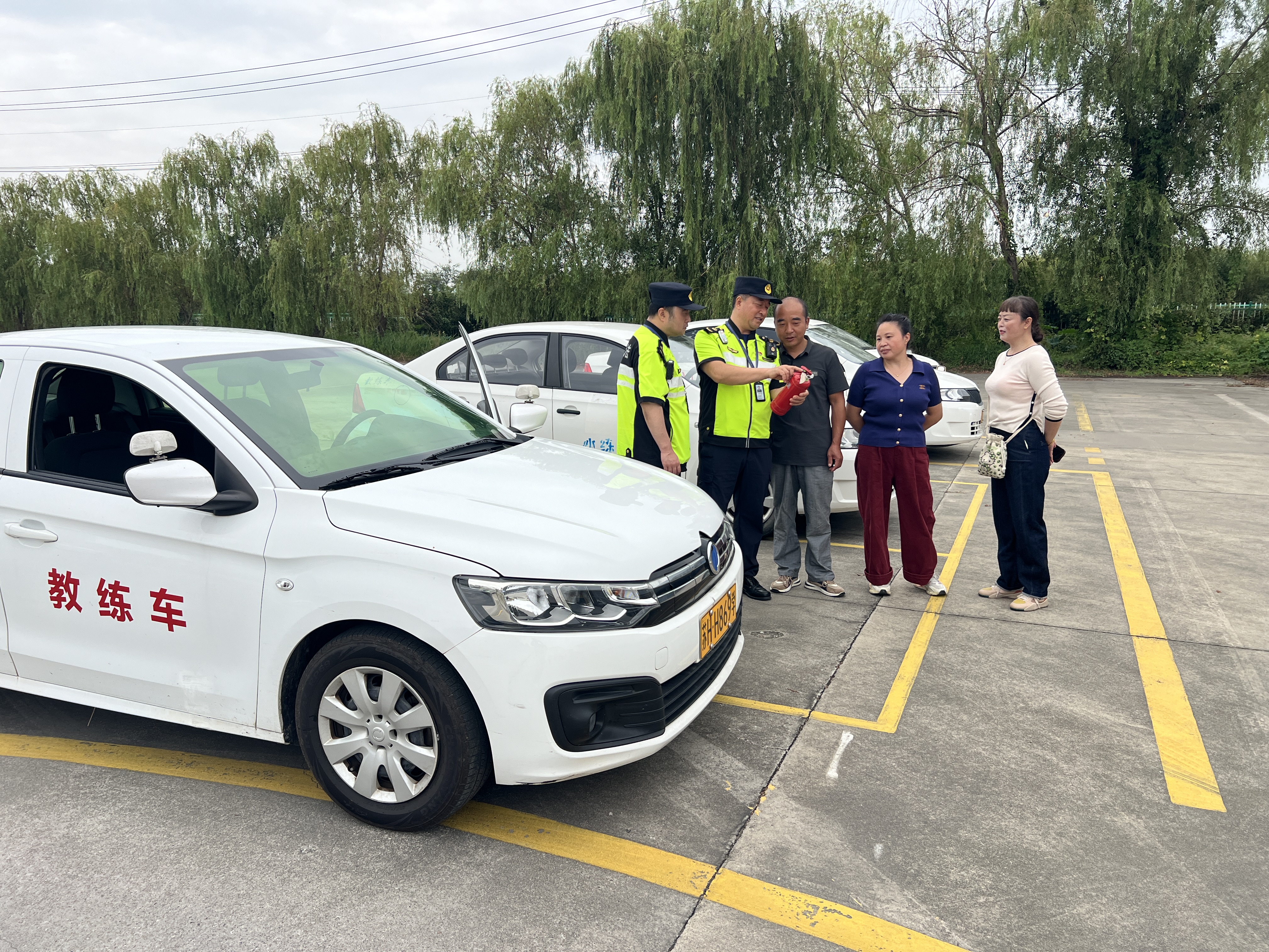 图片3：图为执法人员对驾培机构进行检查.jpg