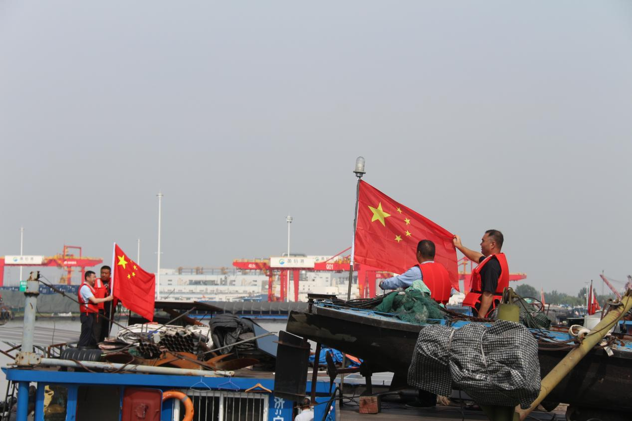 开展“迎国庆、换新旗、暖船民”主题活动