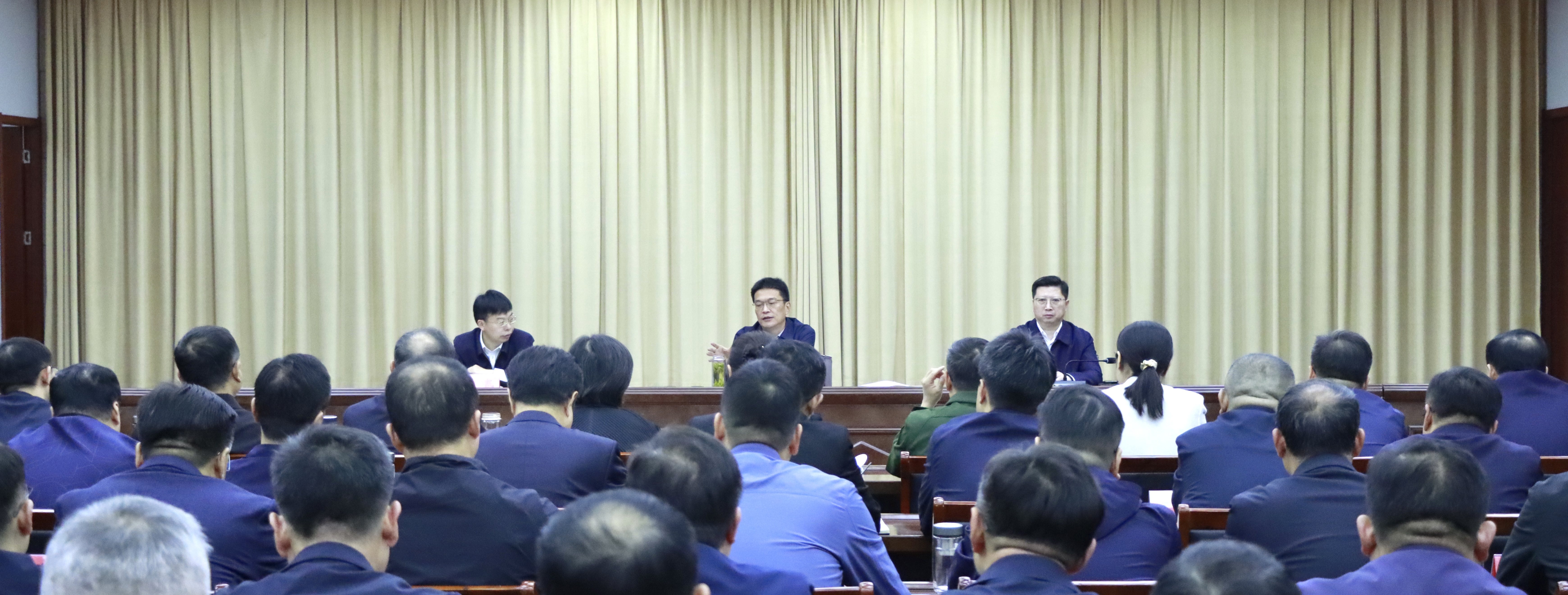 刘晓松主持召开区委常委会专题会议